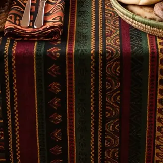 Illustration : Chemin de table à motifs tribaux africains