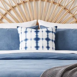 Illustration : Housse de coussin shibori indigo, coton et lin