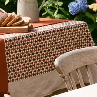Illustration : Nappe en lin à motifs géométriques, 130 × 180 cm