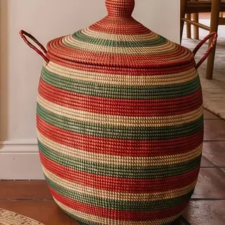Illustration : Grand panier coloré en rotin tressé main, avec couvercle