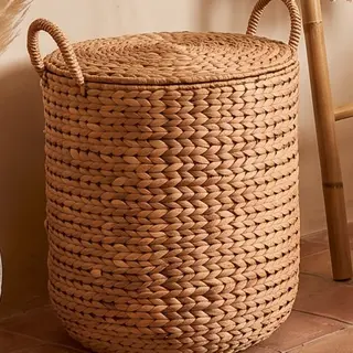 Illustration : Panier à linge rond tressé en jacinthe d’eau, avec couvercle