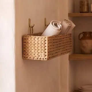 Illustration : Panier suspendu tressé en jacinthe d’eau