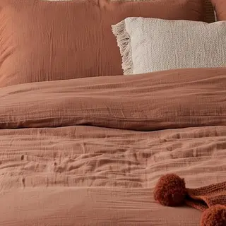 Illustration : Parure de lit en gaze de coton terracotta, housse 240 × 220 cm et 2 taies