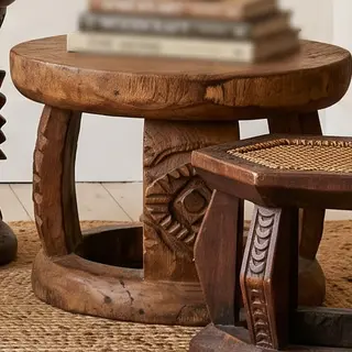 Illustration : Table d’appoint taillée dans une racine de teck, 45 cm