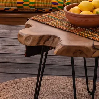 Illustration : Table d’appoint pliante en tranche de teck, faite main