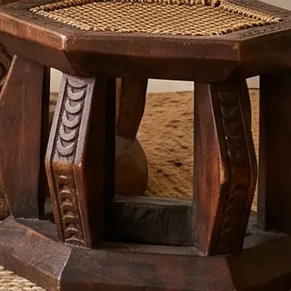 Illustration : Tabouret rustique en bois dur recyclé, 43 cm