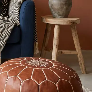 Illustration : Tabouret tripode en teck massif, fait main