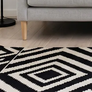 Illustration : Tapis tribal noir et blanc à losanges