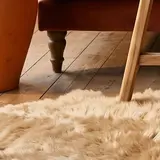 Illustration : Tapis en peau de mouton à poil long, beige, 90 × 60 cm